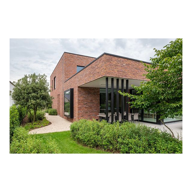 Heel het jaar door kunnen buiten zitten en genieten van je terras en woning? Hou hier al rekening mee vanaf het eerste ontwerp.

Deze woning integreert een overdekt terras en aanpalende oversteek zodat tijdens de warme zomermaanden oververhitting van de binnenruimtes wordt vermeden. 
Het overdekt terras paalt aan de leefkeuken en is voorzien van een verwarmingselement zodat ook tijdens de koudere maanden genoten kan worden van deze buitenruimte.

De draagstructuur van het terras zit verborgen in een lamellenwand waardoor het terras een cosy sfeer krijgt.

Architecture and interior design by CH-Architecten
@michielvergauwe_photography

#brickarchitecture #baksteenarchitectuur #belgianarchitecture #belgischearchitectuur #itsallinthedetails #modernearchitectuur #modernliving #highendarchitecture #warmmaterials #villa #house #interieurarchitectuur #interiordesigns #blackdetails #overdektterras #overdektterras #terrasdesign