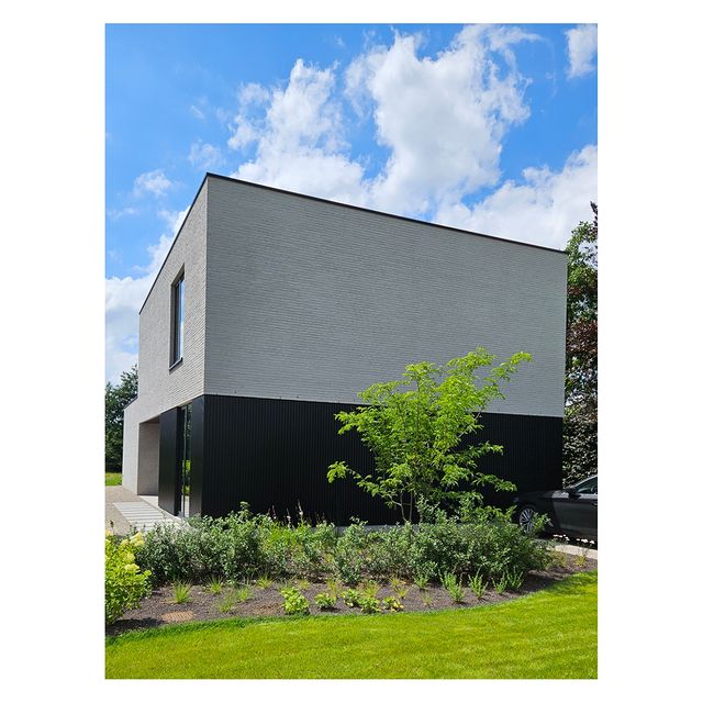 Wisten jullie dat wij als architect zorgen voor het totaalplaatje van jullie droomwoning? We ontwerpen alle details gaande van het exterieur tot het interieur en maatwerk. 

Een mooi voorbeeld hiervan is de woning die we open stellen tijdens de Open Huizen dag ARCHITEKT ONTDEKT 2024  op zondag 29 september 2024. Zowel het exterieur als het interieur werd volledig op maat van de bouwheer ontworpen. 

Reserveer uw plaats  https://www.architektontdekt.be