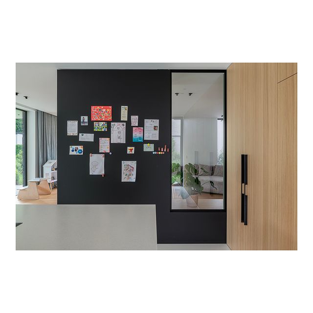 Soms krijgen we de vraag om de keuken visueel te betrekken bij het leefgedeelte maar er toch ook van af te scheiden. Bij CH- Architecten zoeken we steeds achter een leuke oplossingen waarbij een antwoord wordt gegeven op de vraag van de klant.

In deze woning werd er tussen de leefkeuken en de leefruimte een wand ontworpen met een vast binnenraam zodat een directe visuele connectie ontstaat. Het glas, geplaatst in en steellookprofiel, sluit aan op de donker geschilderde magneetwand. Aan de zijde van de leefruimte sluit een laag meubel aan op dit binnenraam.

Architecture and interior design by CH-Architecten
Fotografie @michielvergauwe_photography

#belgischearchitectuur #modernearchitectuur #architecturelovers #highendarchitecture #house #villa #itsallinthedetails #natuurlijklichtinval #warmmaterials #warmminimalism #interiordesigns #interieurarchitectuur #maatwerk #oakaccent #warmminimalism