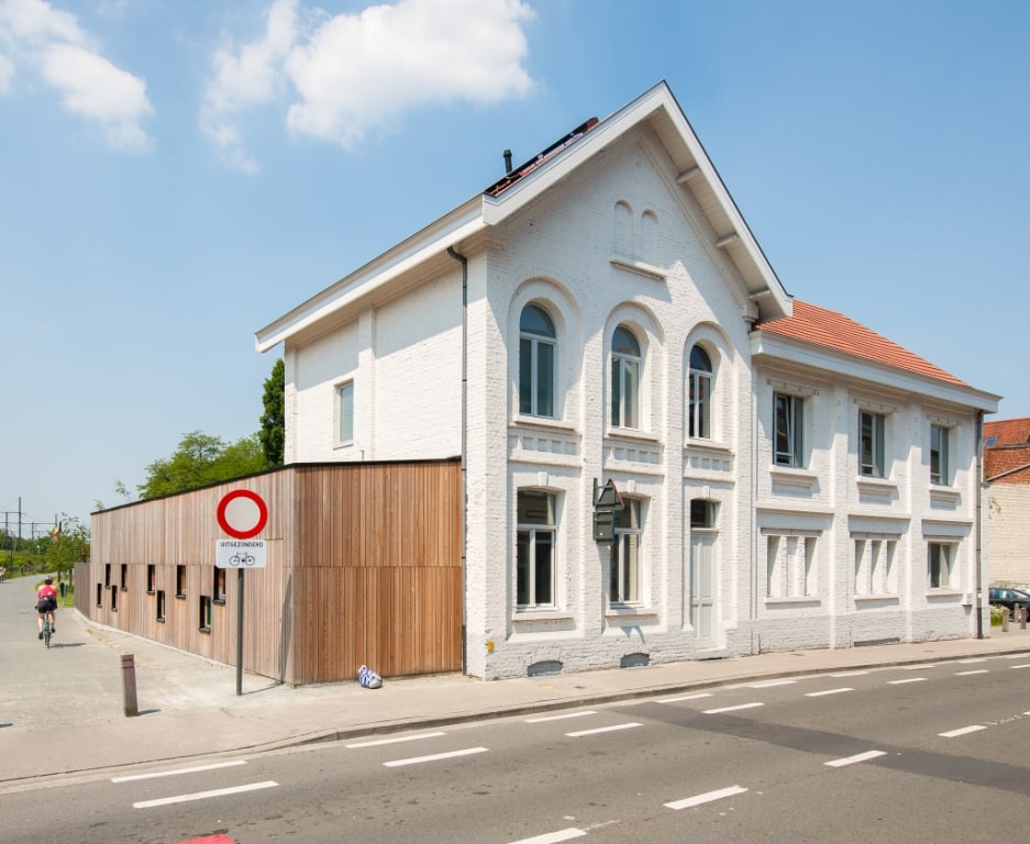 Renovatie en uitbreiding van stationsgebouw tot creche - BIJENDANS, Gent